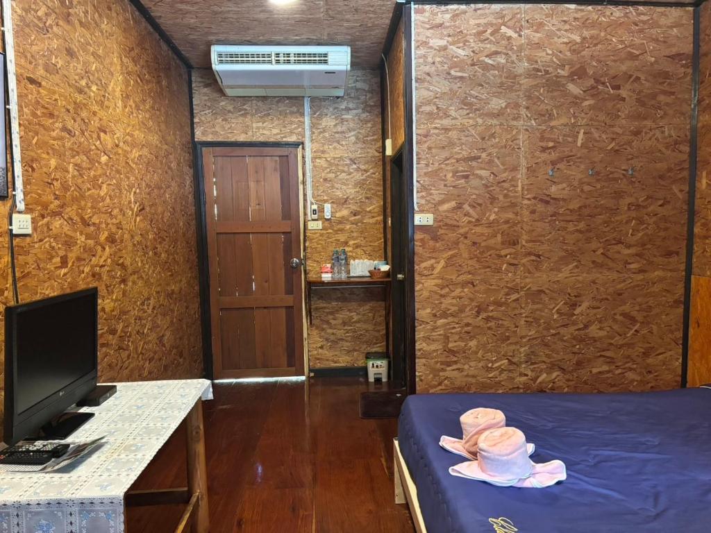 เตียงในห้องที่ แพจิตรธาดาธารน้ำ