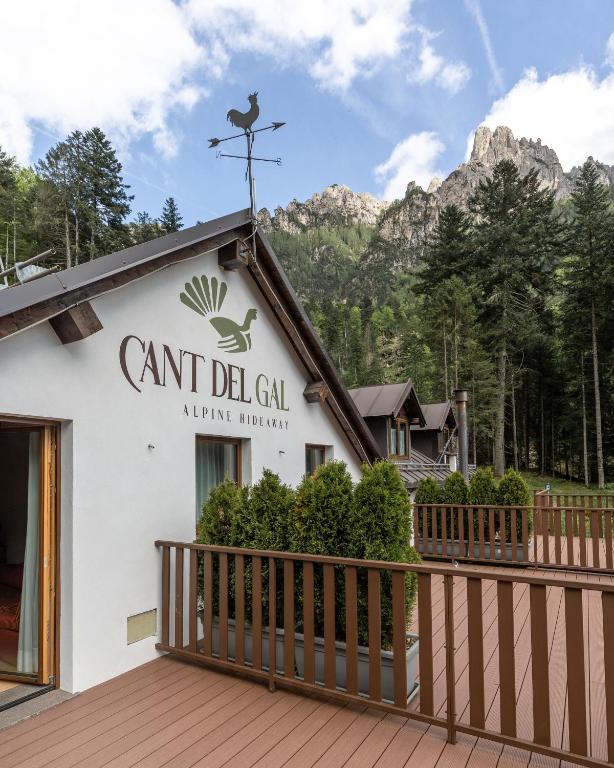 Nespecifikovaný výhled na hory nebo výhled na hory při pohledu z hotelu