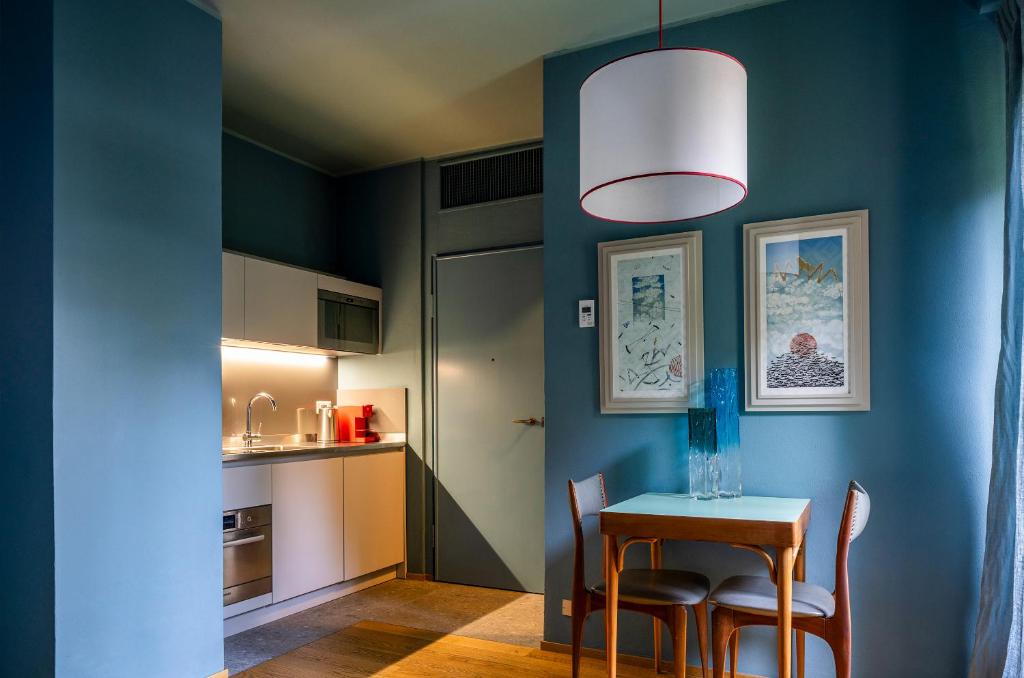 A kitchen or kitchenette at Domus Plinii 1792 Suites