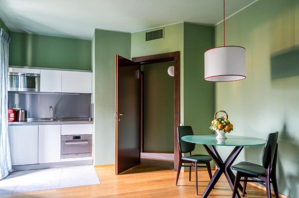 A kitchen or kitchenette at Domus Plinii 1792 Suites
