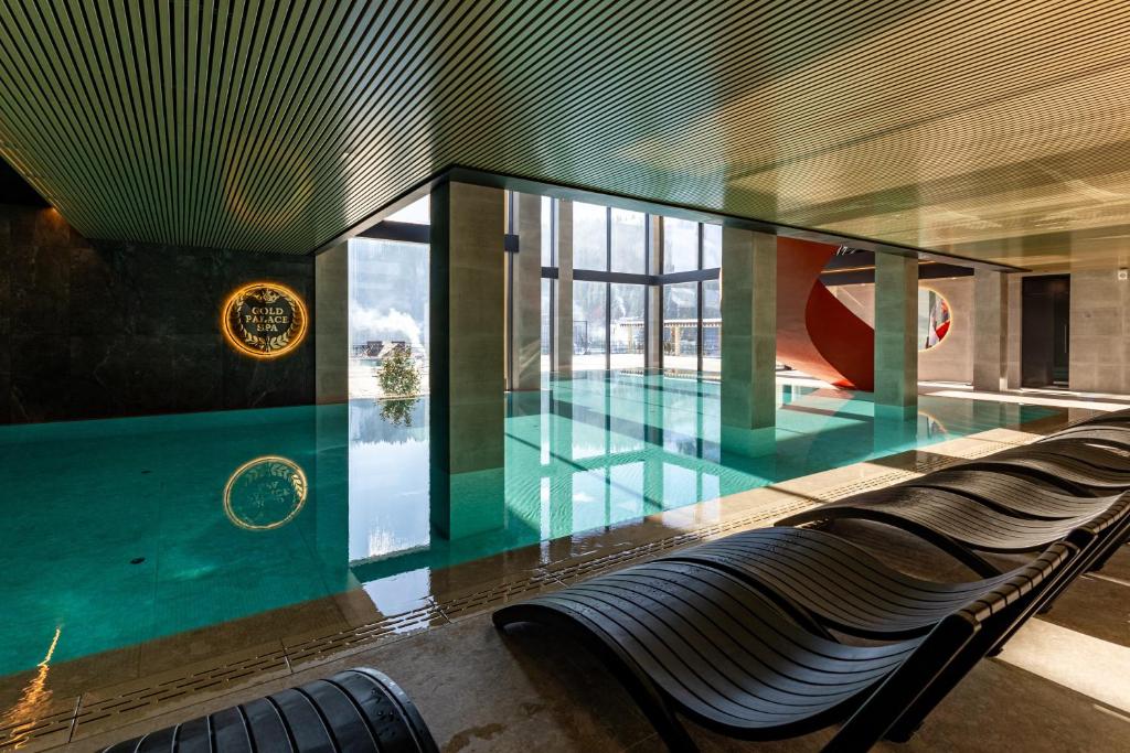 Bazén v ubytování Gold Palace Wellness & Spa nebo v jeho okolí