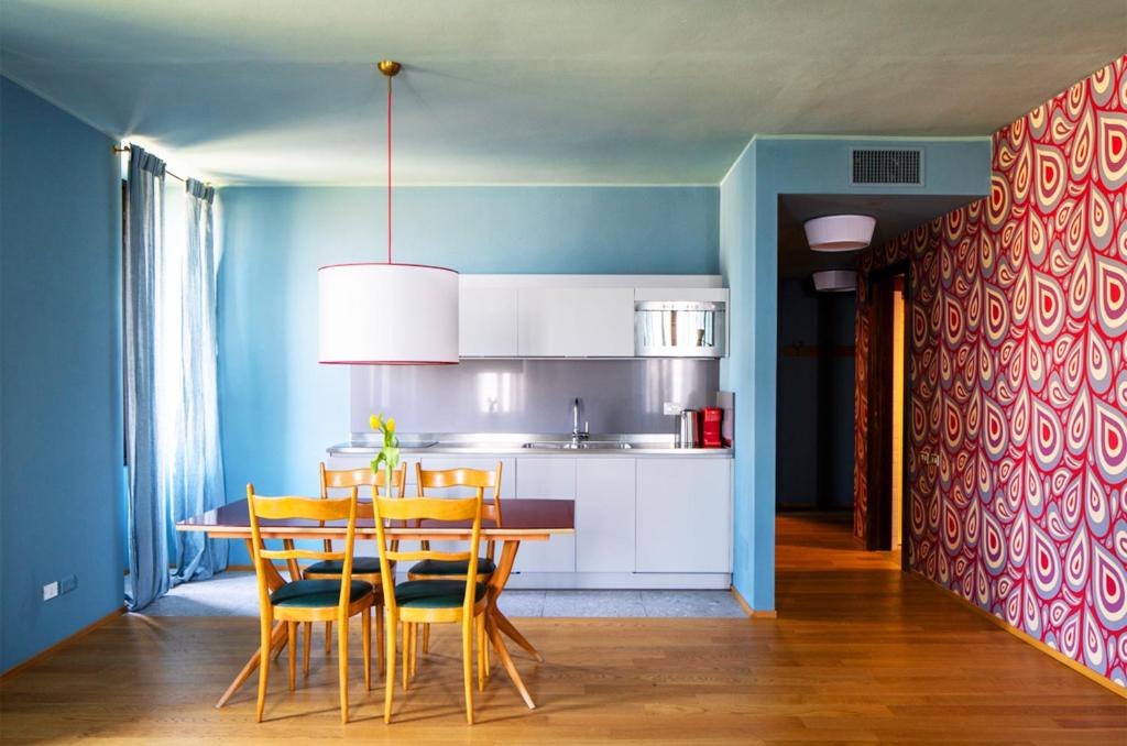 A kitchen or kitchenette at Domus Plinii 1792 Suites