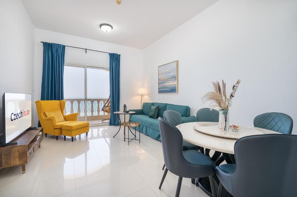 Posezení v ubytování Relax in Spacious 2BD with Sea View in Al Hamra