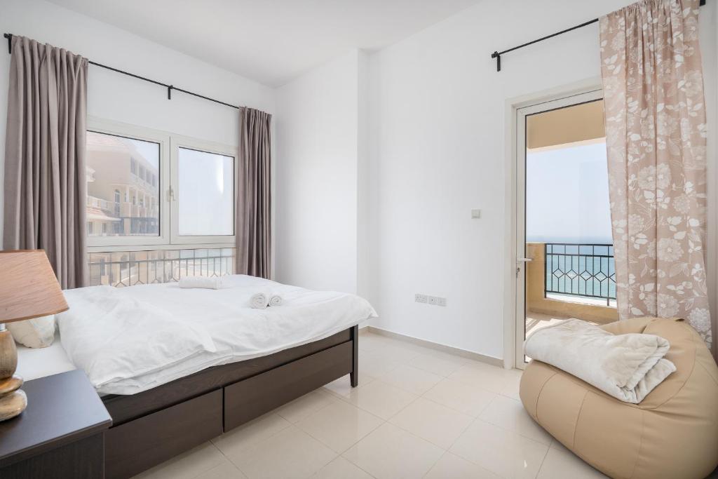 Postel nebo postele na pokoji v ubytování Relax in Spacious 2BD with Sea View in Al Hamra