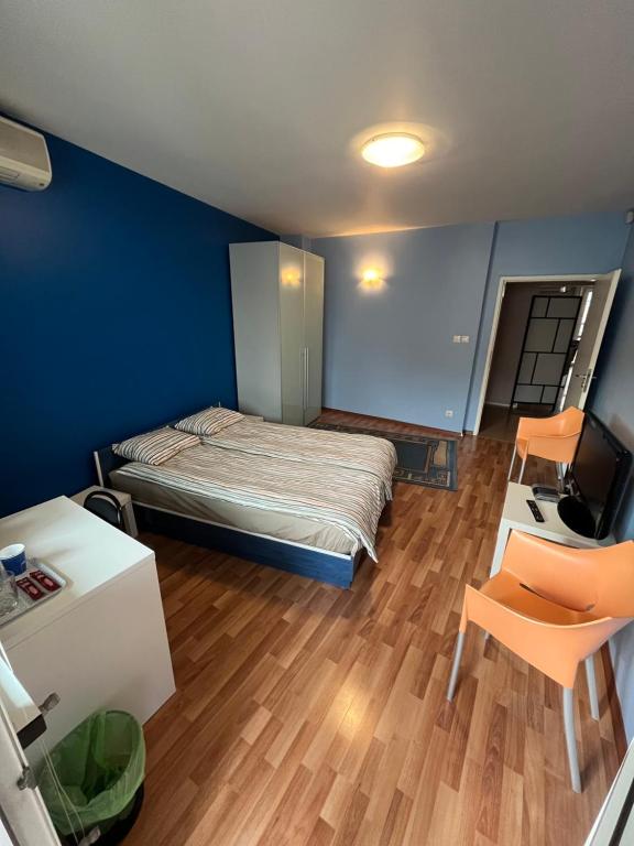 blue room - Deluxe Room (2 Adults + 1 Child)