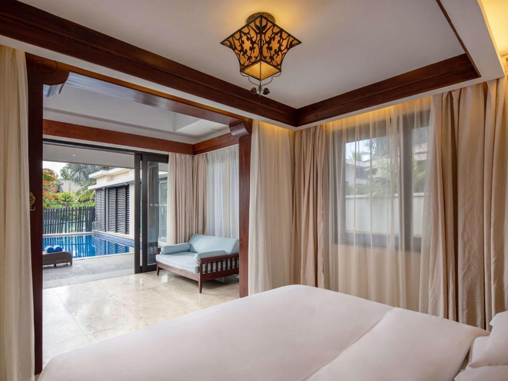 Postel nebo postele na pokoji v ubytování Pullman Sanya Yalong Bay Villas & Resort