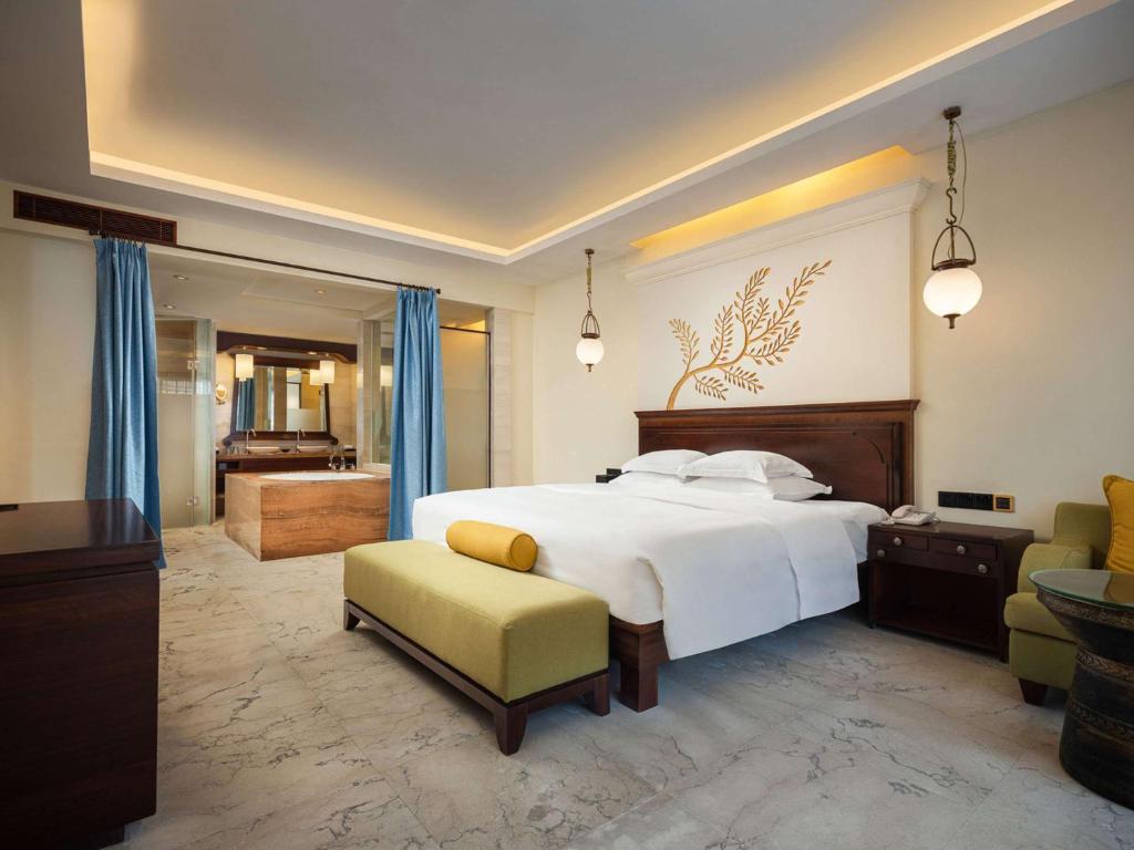 Postel nebo postele na pokoji v ubytování Pullman Sanya Yalong Bay Villas & Resort