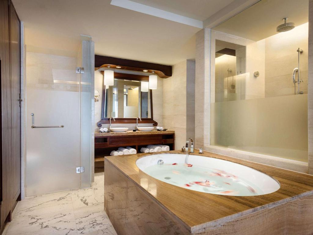 Koupelna v ubytování Pullman Sanya Yalong Bay Villas & Resort