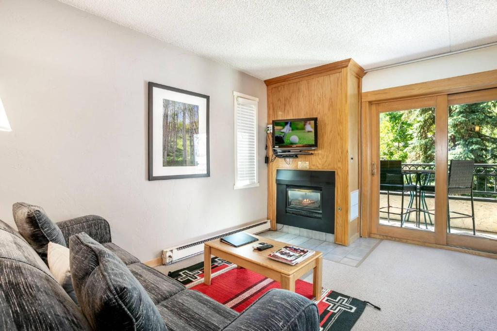 TV a/nebo společenská místnost v ubytování Lift House Lodge, Pet Friendly Studio Condo
