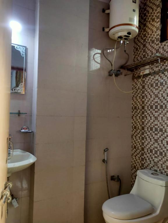 Koupelna v ubytování Hotel Cosy Rooms, Near US Embassy Chanakyapuri, New Delhi - Budget Friendly