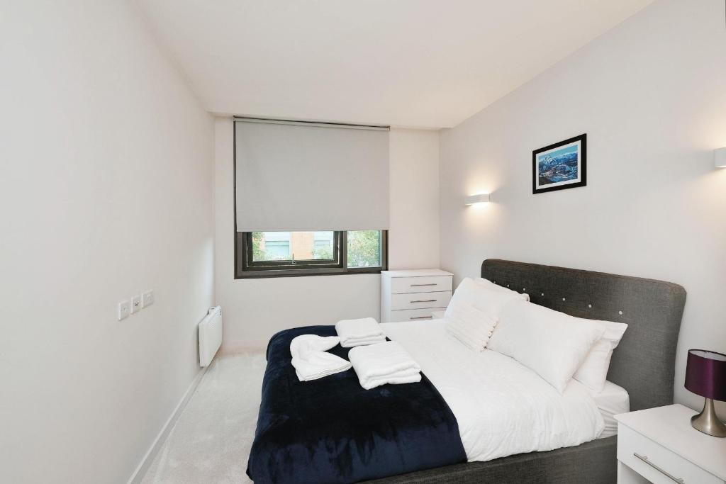 Postel nebo postele na pokoji v ubytování Modern 1 Bed Apt Bracknell- with parking