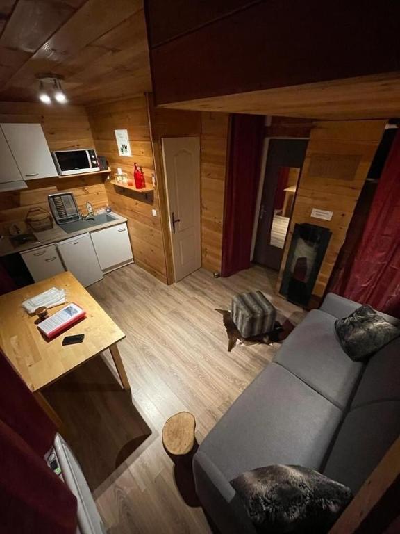 un salon avec un canapé et une table dans l'établissement Superbe Studio Ambiance Chalet, à Ustou