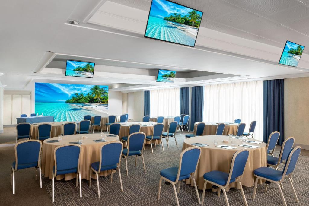 Telewizja i/lub zestaw kina domowego w obiekcie Courtyard by Marriott Rome Central Park