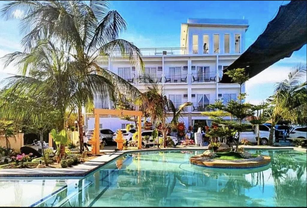 Bazén v ubytování RedDoorz at PWL Exclusive Resort Cebu nebo v jeho okolí