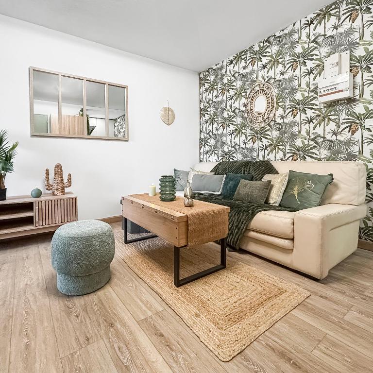 un salon avec un canapé et une table dans l'établissement Jardin privé, WiFi, proche de la mer, à Fréjus