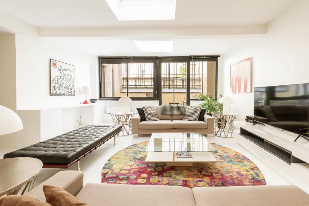un salon avec un canapé et une table dans l'établissement Modern 3 Bedrooms 3 Baths Full Center of Paris, à Paris