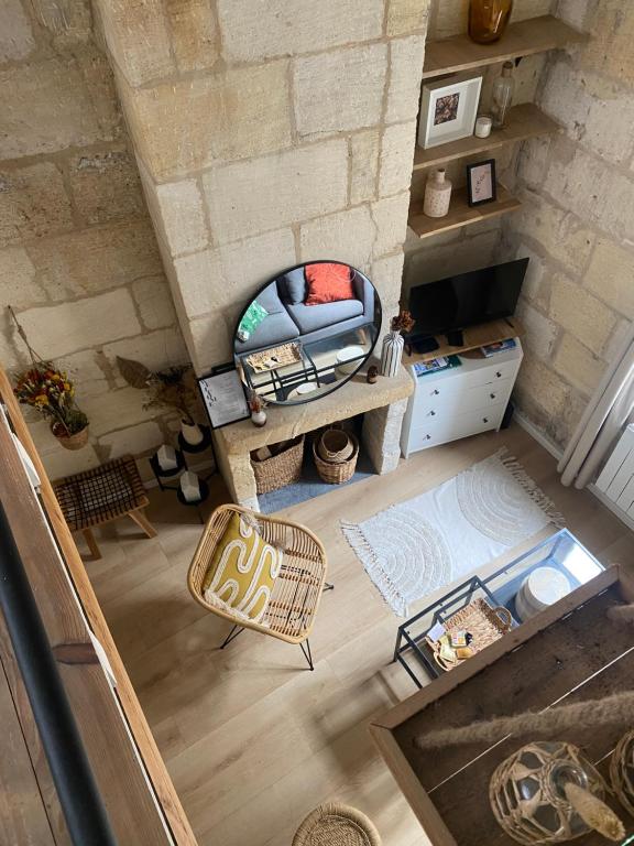 - un salon avec un canapé et une chaise dans l'établissement Escapade Cosy charme Bordelais centre, à Bordeaux