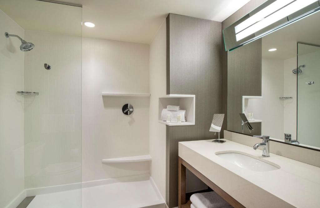 Koupelna v ubytování Courtyard by Marriott Calgary South