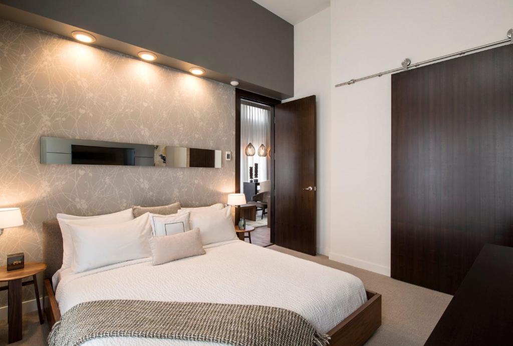 Postel nebo postele na pokoji v ubytování Courtyard by Marriott Calgary South