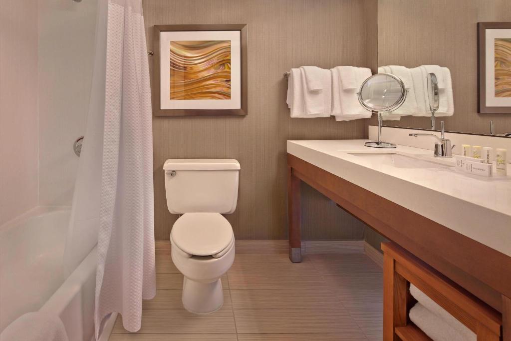 Courtyard by Marriott Philadelphia City Avenue - King Room With Sofa Bed