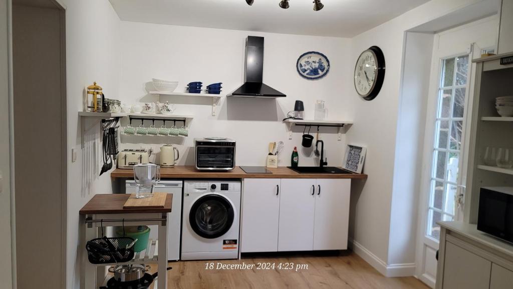 Kuchyň nebo kuchyňský kout v ubytování Maison St. James