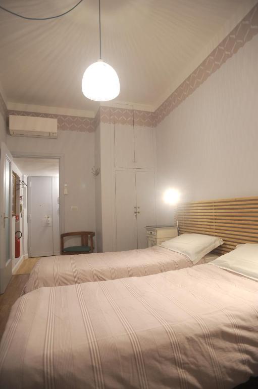 Łóżko lub łóżka w pokoju w obiekcie Bernini apartment