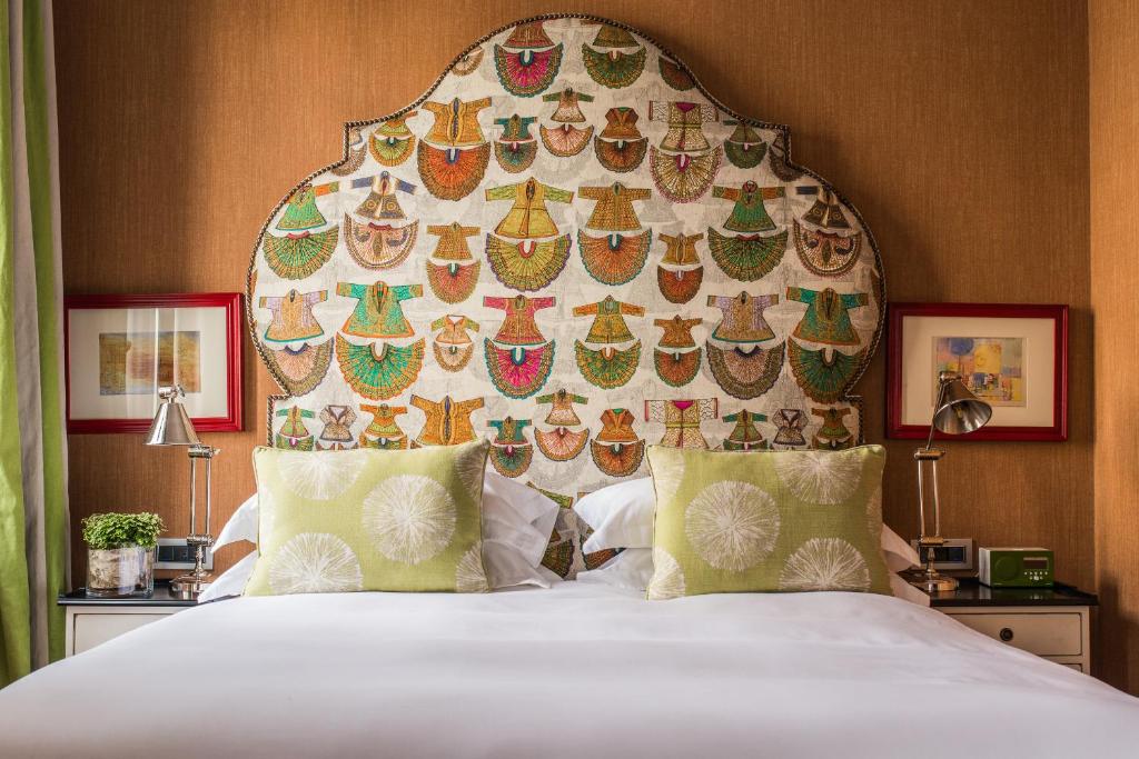 sypialnia z dużym łóżkiem z dużym zagłówkiem w obiekcie Vmaison Hotel Messina w mieście Mesyna