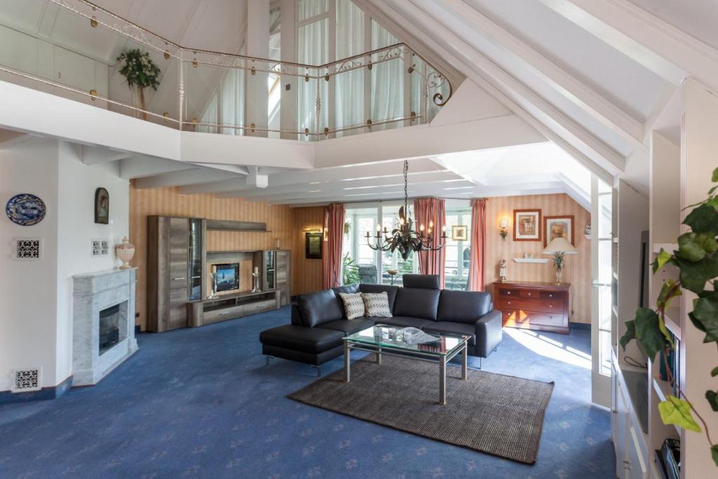 una sala de estar con un sofá y una mesa en Villa Katharina Penthouse Wohnung, en Willingen