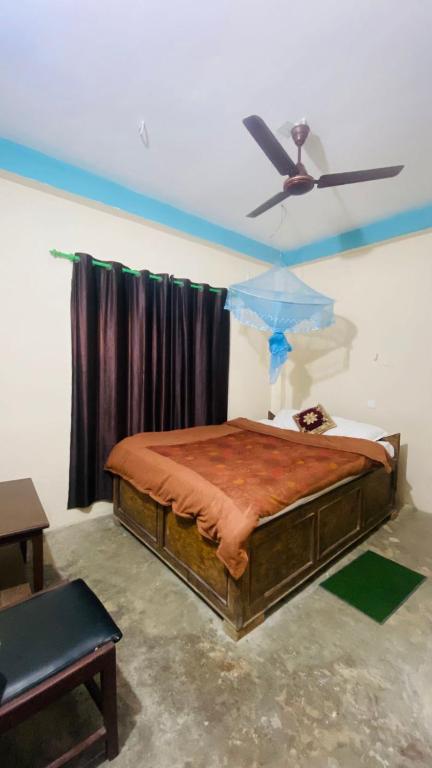 Postel nebo postele na pokoji v ubytování Hotel BhupuSainik Sauraha, Chitwan