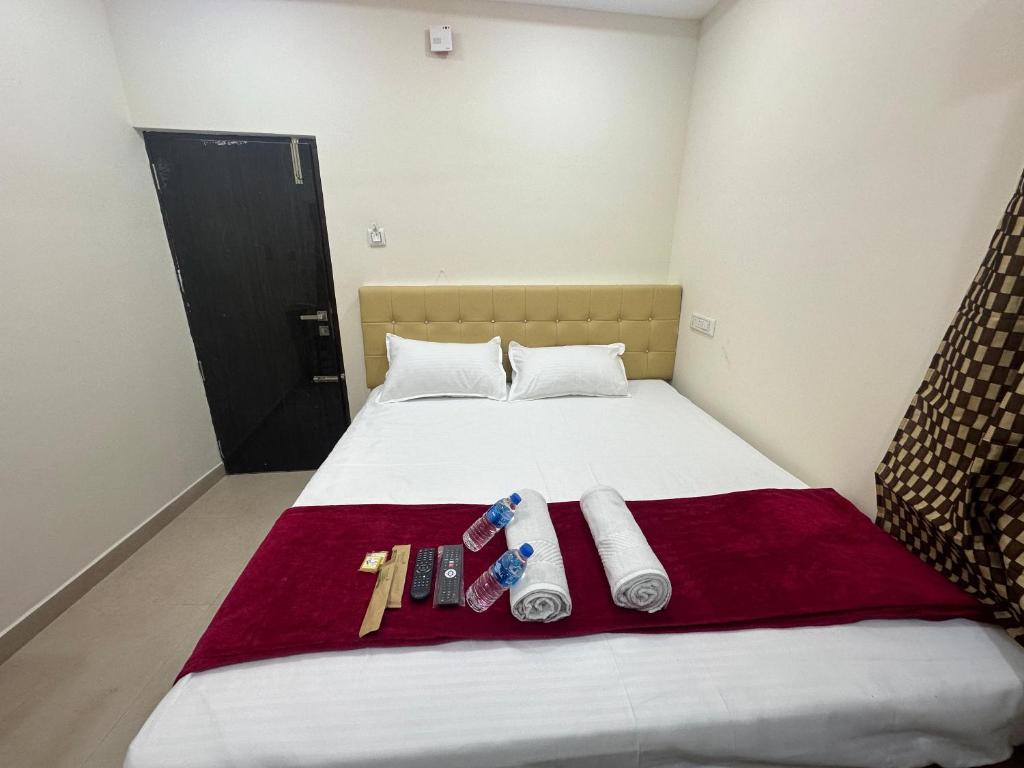Postel nebo postele na pokoji v ubytování MahaDeepam Residency