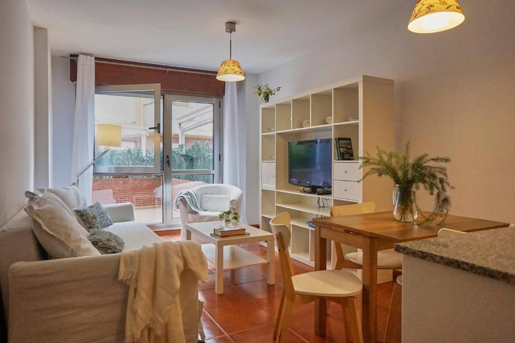 een woonkamer met een bank en een tafel bij FGDR34BB El Puntal in San Vicente de la Barquera