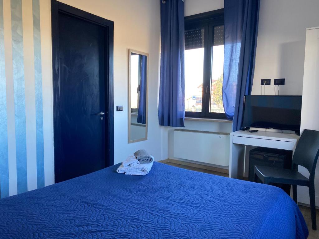 TV a/nebo společenská místnost v ubytování NONE Holiday HOTEL