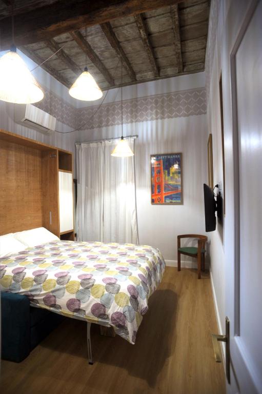 sypialnia z łóżkiem w pokoju w obiekcie Bernini apartment w Rzymie
