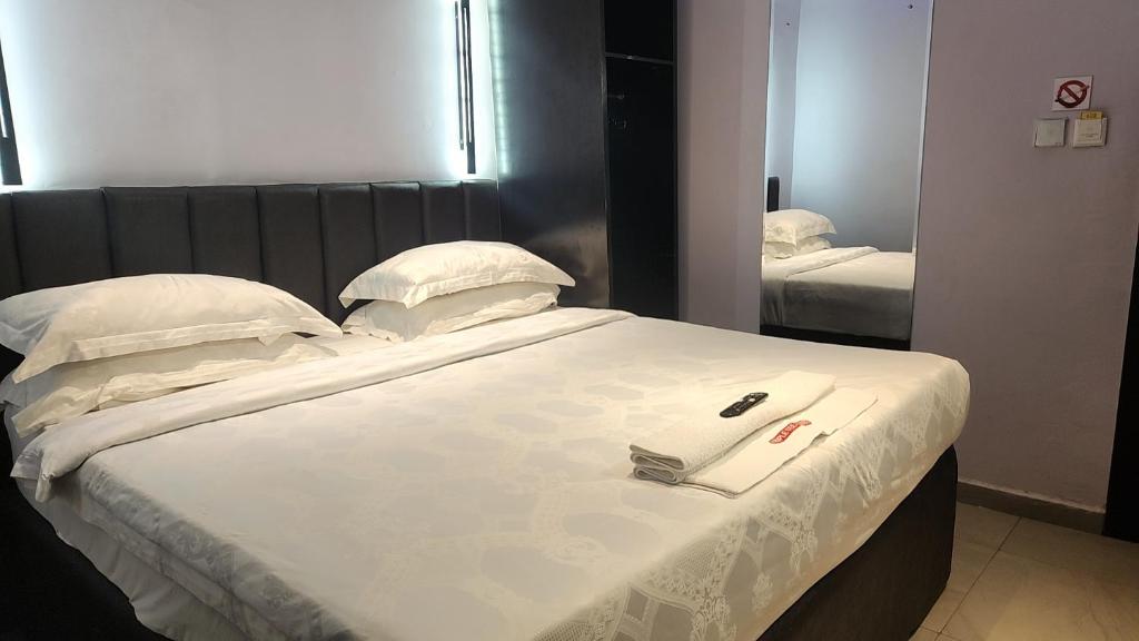 Postel nebo postele na pokoji v ubytování Triple Tee Luxury Hotel & Service Apartments Surulere