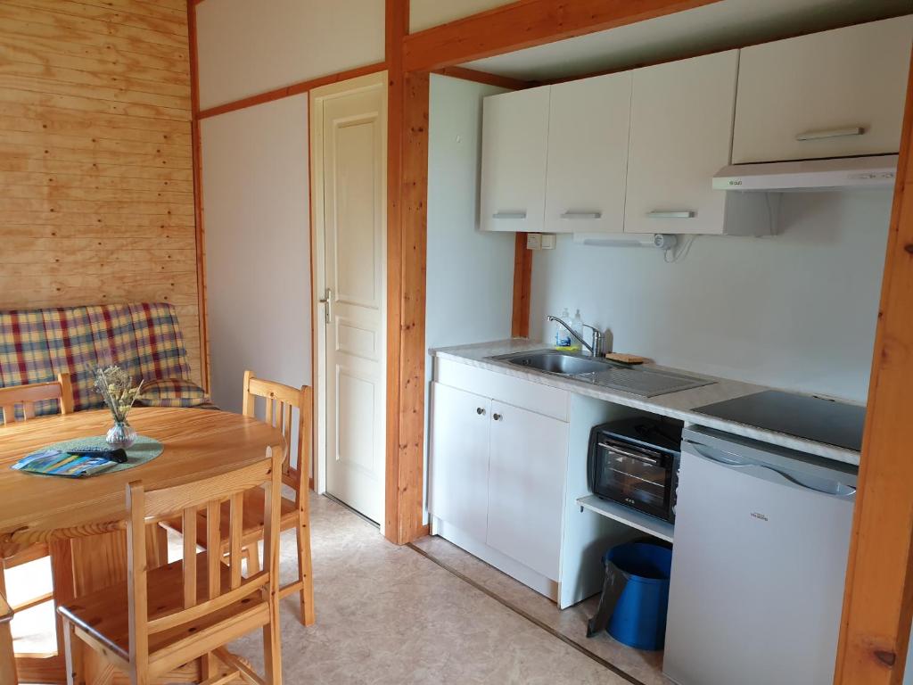 Kuchyň nebo kuchyňský kout v ubytování Chalet Jonquille 3 - Camping Fraiteux 3 étoiles