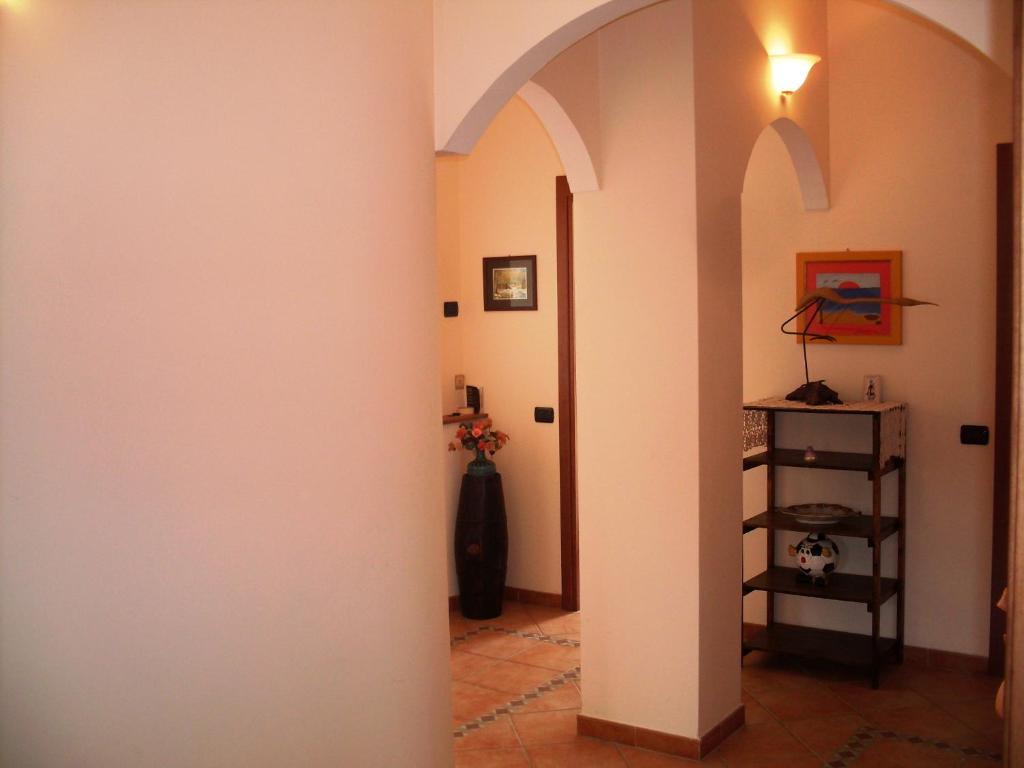 un couloir avec des murs blancs et une arche dans l'établissement Tropea Zambrone, à Zambrone