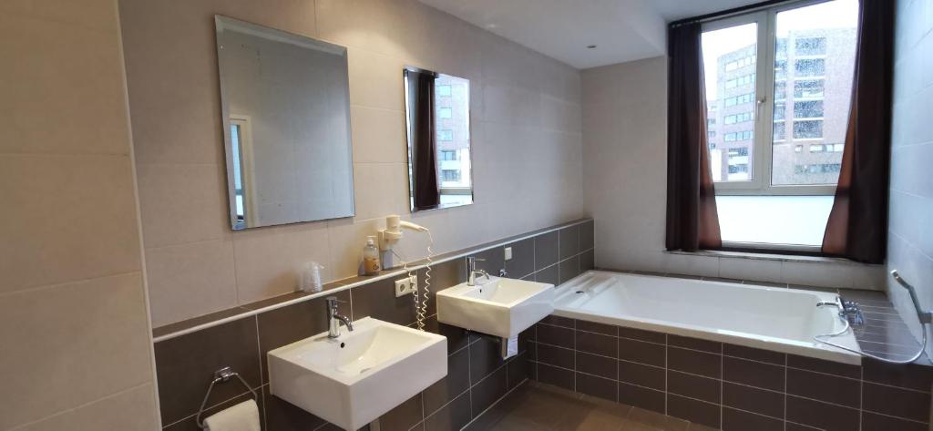 Hotel La Reine - Resim 28