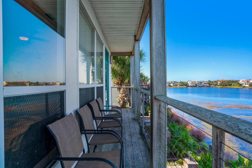 drei Stühle auf einer Veranda mit Blick auf das Meer in der Unterkunft Destiny Beach Villas #20A in Destin