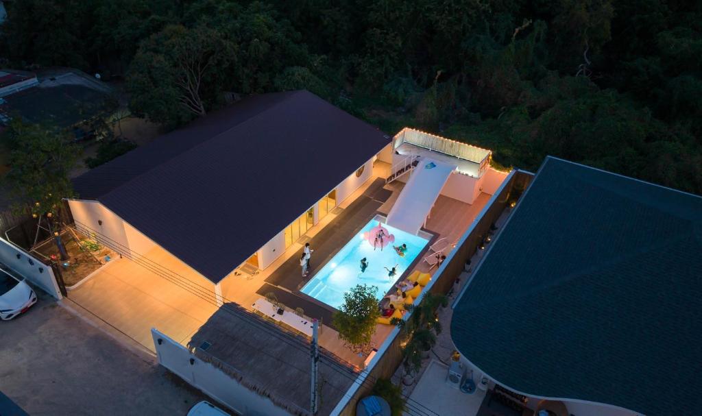 Bazén v ubytování De Beach pool villa เดิน 3 นาทีจากชายหาด nebo v jeho okolí