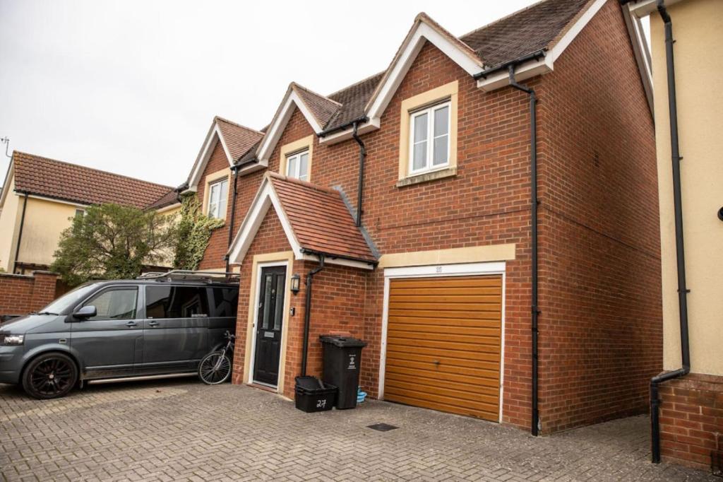 une camionnette garée devant une maison en briques dans l'établissement Doulton House - 2 Bedroom Sleeps 5 Wifi Parking, à Wharton