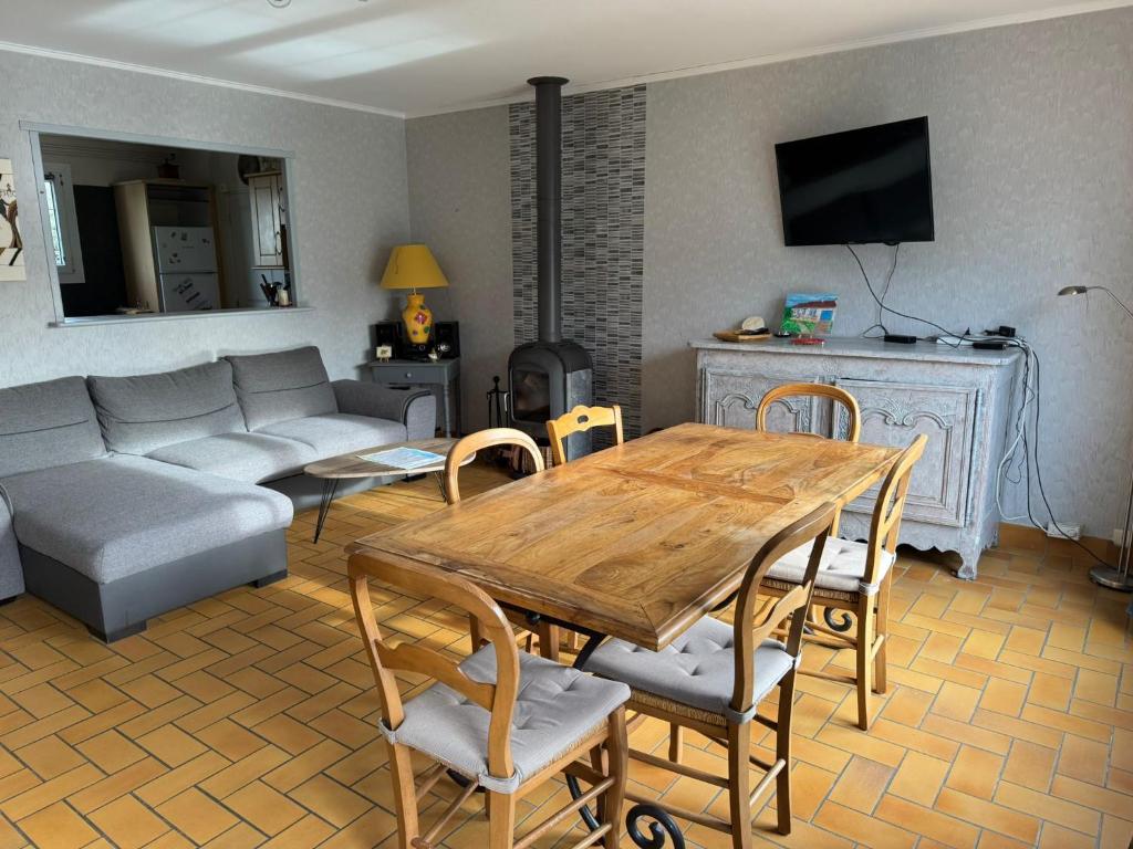 a living room with a wooden table and a couch at Le Rivage, Maison avec jardin proche de la mer in Saint-Aubin-sur-Mer