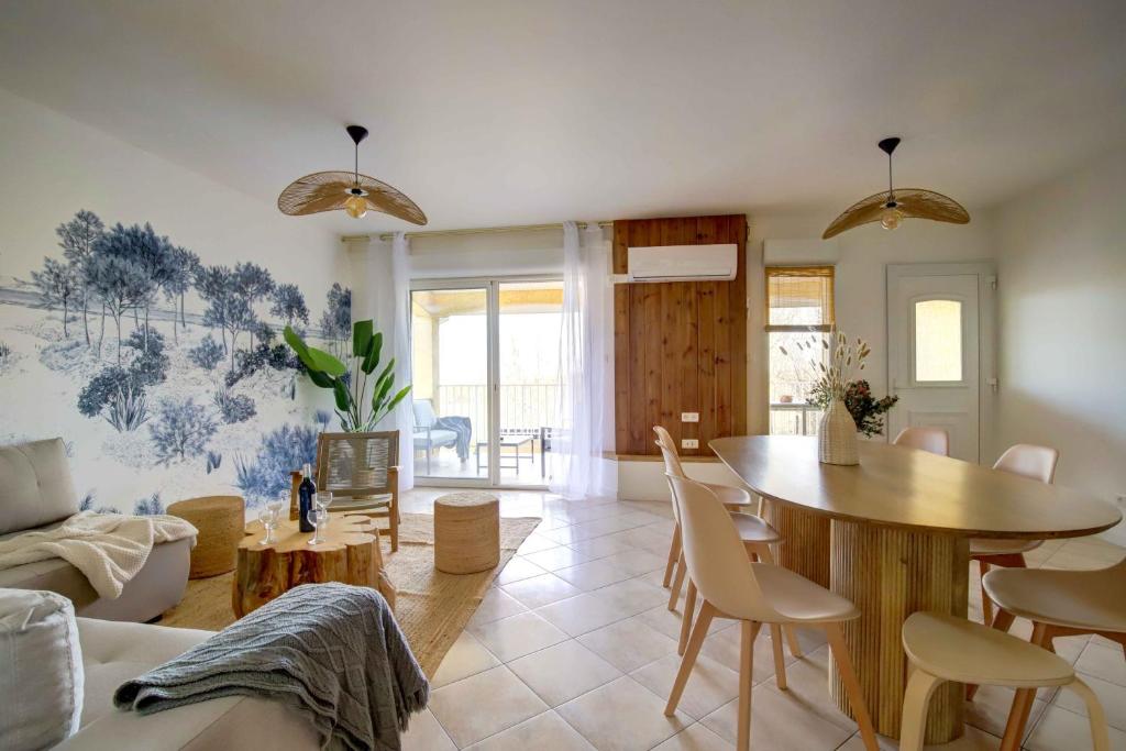 un salon avec une table et un canapé dans l'établissement Le Cottage Bohème Nature Piscine Chauffée Privée du Tarn entre Toulouse et Albi & Les Cottages du Tarn, à Peyrole