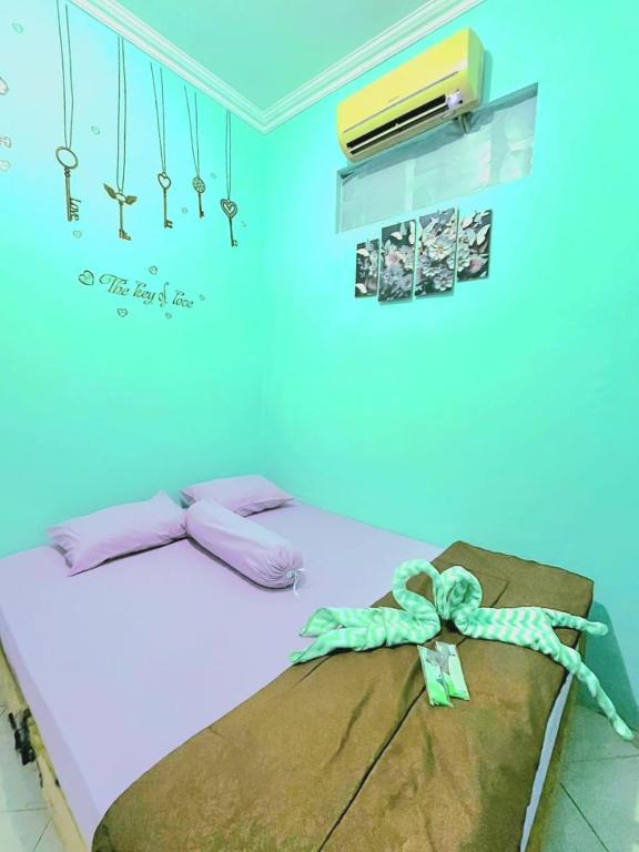 Postel nebo postele na pokoji v ubytování Bronk House 1 Malioboro