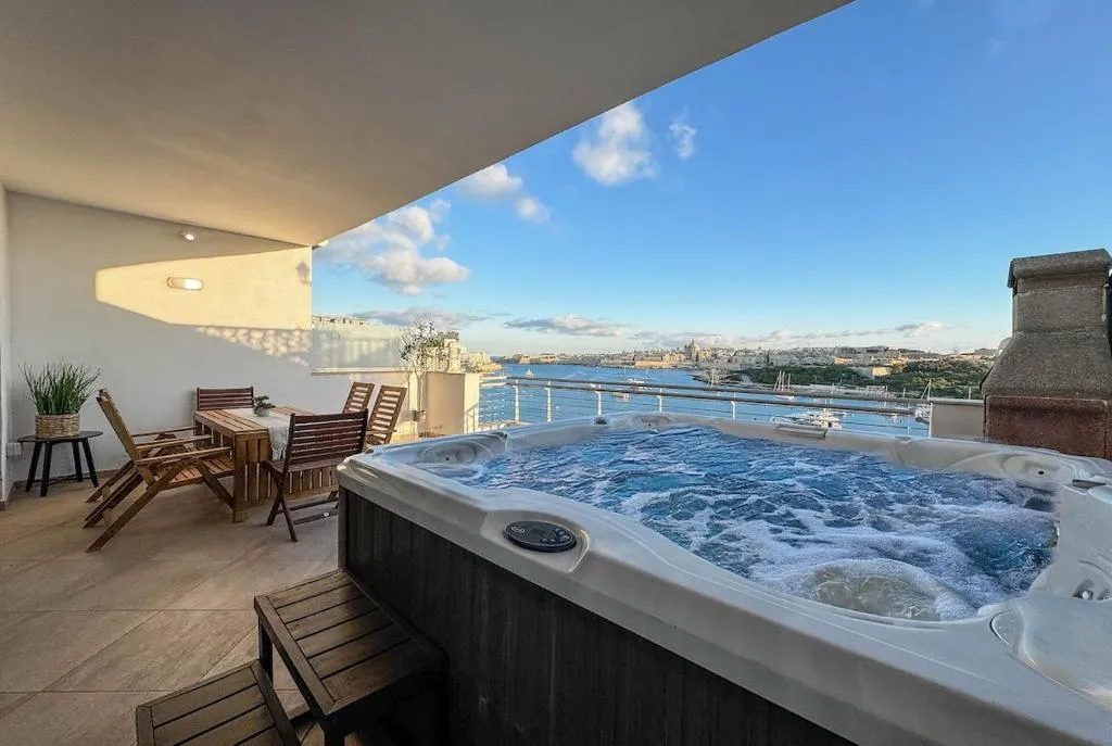 Jacuzzi Terrace Getaway with Valletta Views