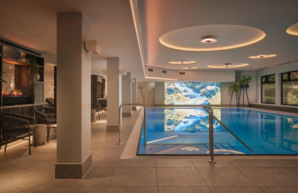 Bazén v ubytování Leonardo Royal Hotel Baden- Baden nebo v jeho okolí