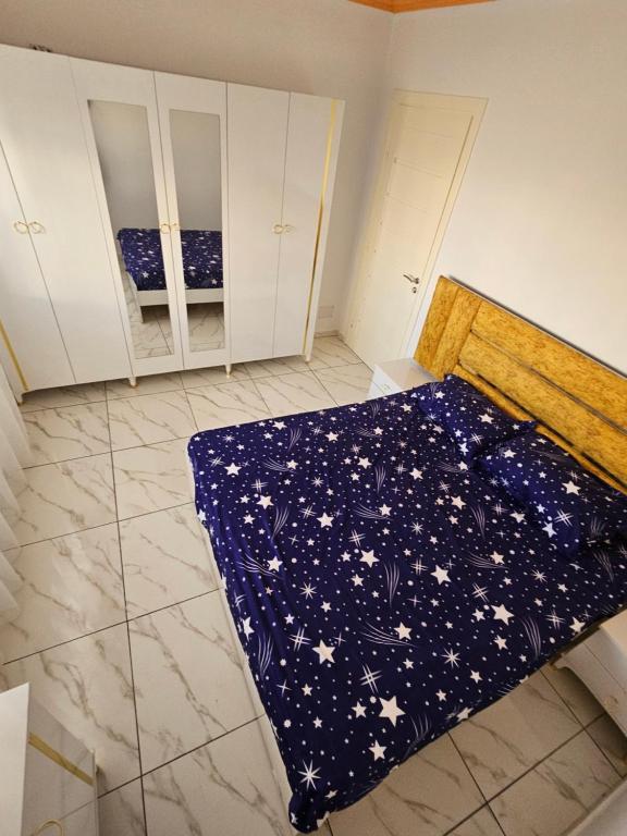 Postel nebo postele na pokoji v ubytování Dartoumana Ogla Zarzis Bient Elrais