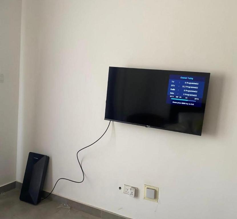 TV a/nebo společenská místnost v ubytování Suite 205 Oasis Park Residencies