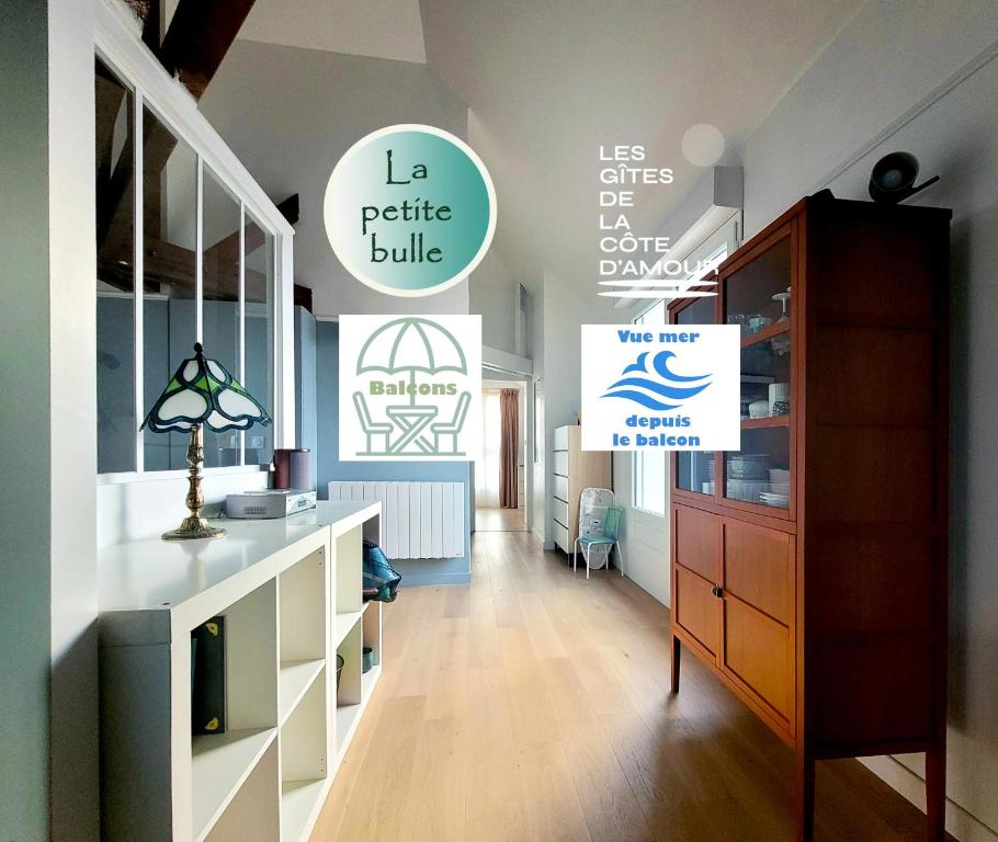 einen Flur mit einem Zimmer mit Kommode und Schild in der Unterkunft La petite bulle - Les Gîtes de la Côte d'Amour in Le Croisic