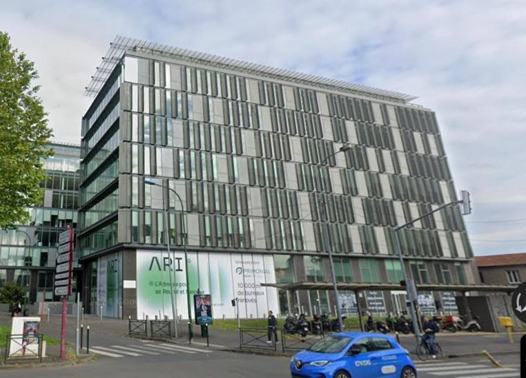 une voiture bleue garée devant un bâtiment dans l'établissement Paris studio, à Paris