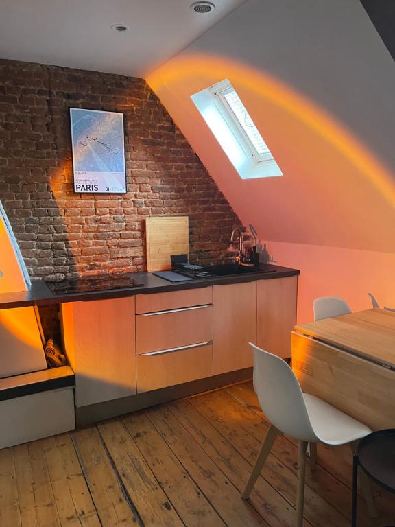 une cuisine avec un arc-en-ciel au plafond dans l'établissement Appartement Vieux Lille à 300m de Grand Place, à Lille